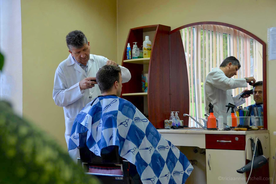 A man cuts a man's hair in Veliko Tarnovo, Bulgaria.
